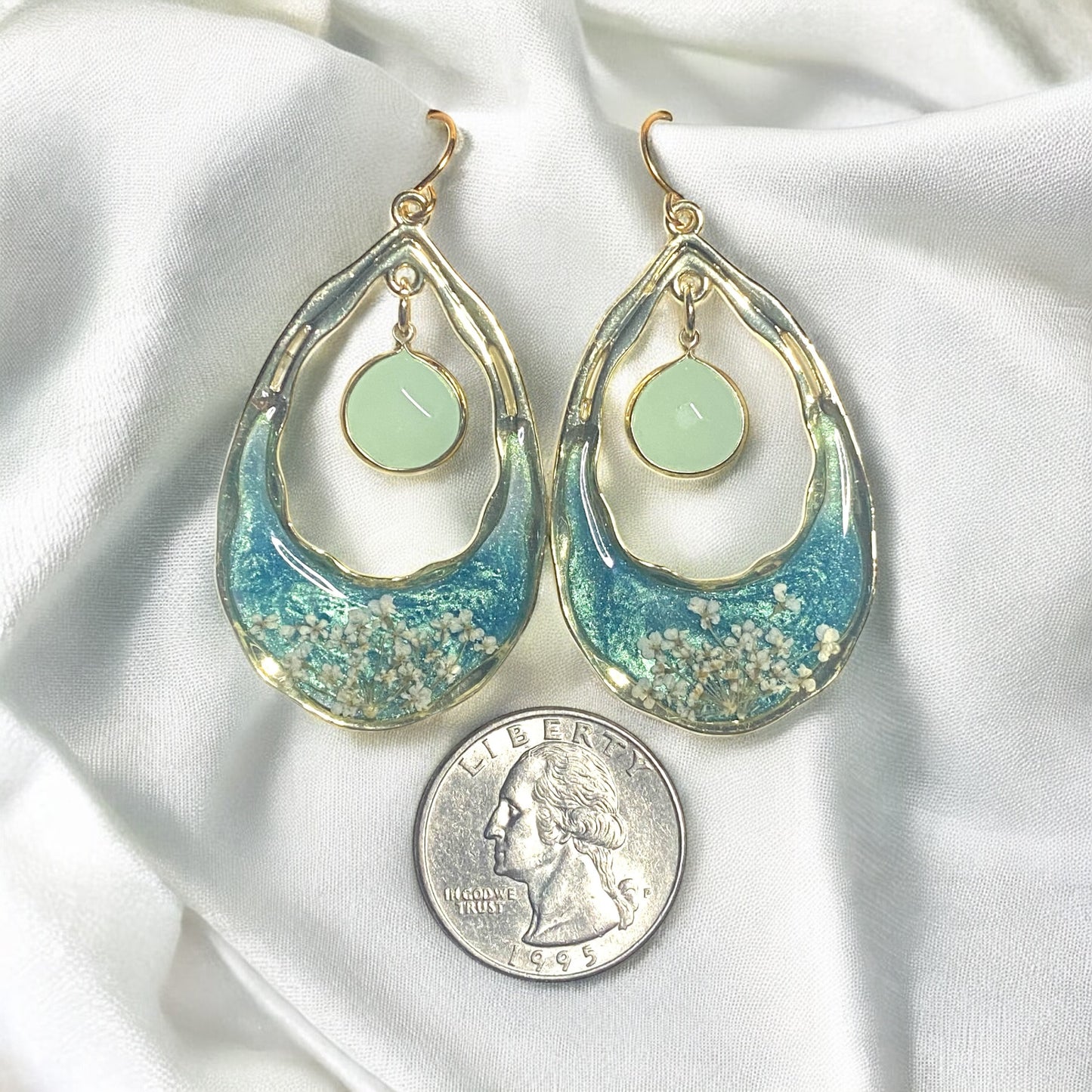 Teal Colored Mica Powder with Queen Anne’s Lace
